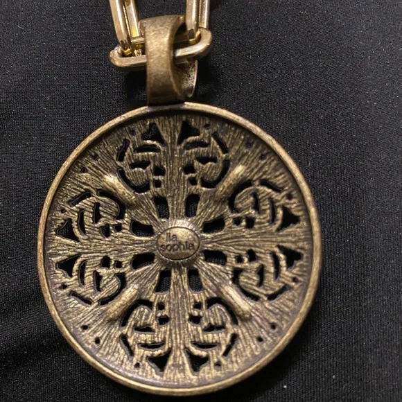 Elegant Gold Pendant Necklace - Picture 4 of 7